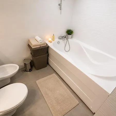 Апартаменты Luxury Escape 2br With Scenic Views & Private Garage *