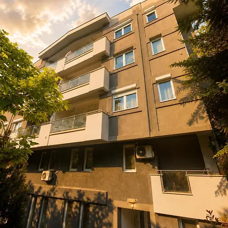 Luxury Escape 2br With Scenic Views & Private Garage *